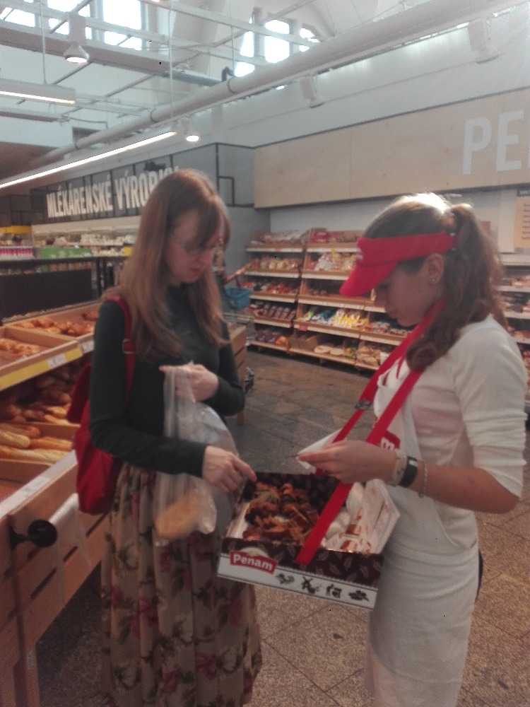 Promotérky na ochutnávku pečiva Penam Karlovy Vary